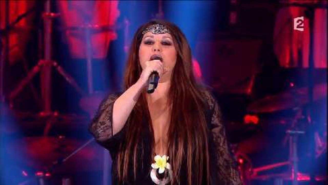 Nathalie Cardone (Hasta Siempre) métamorphosée dans Les Années Bonheur