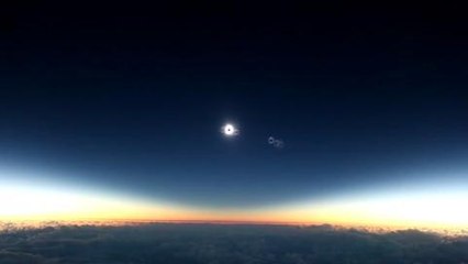 Il filme une éclipse totale de soleil de l'avion... Les images sont sublimes