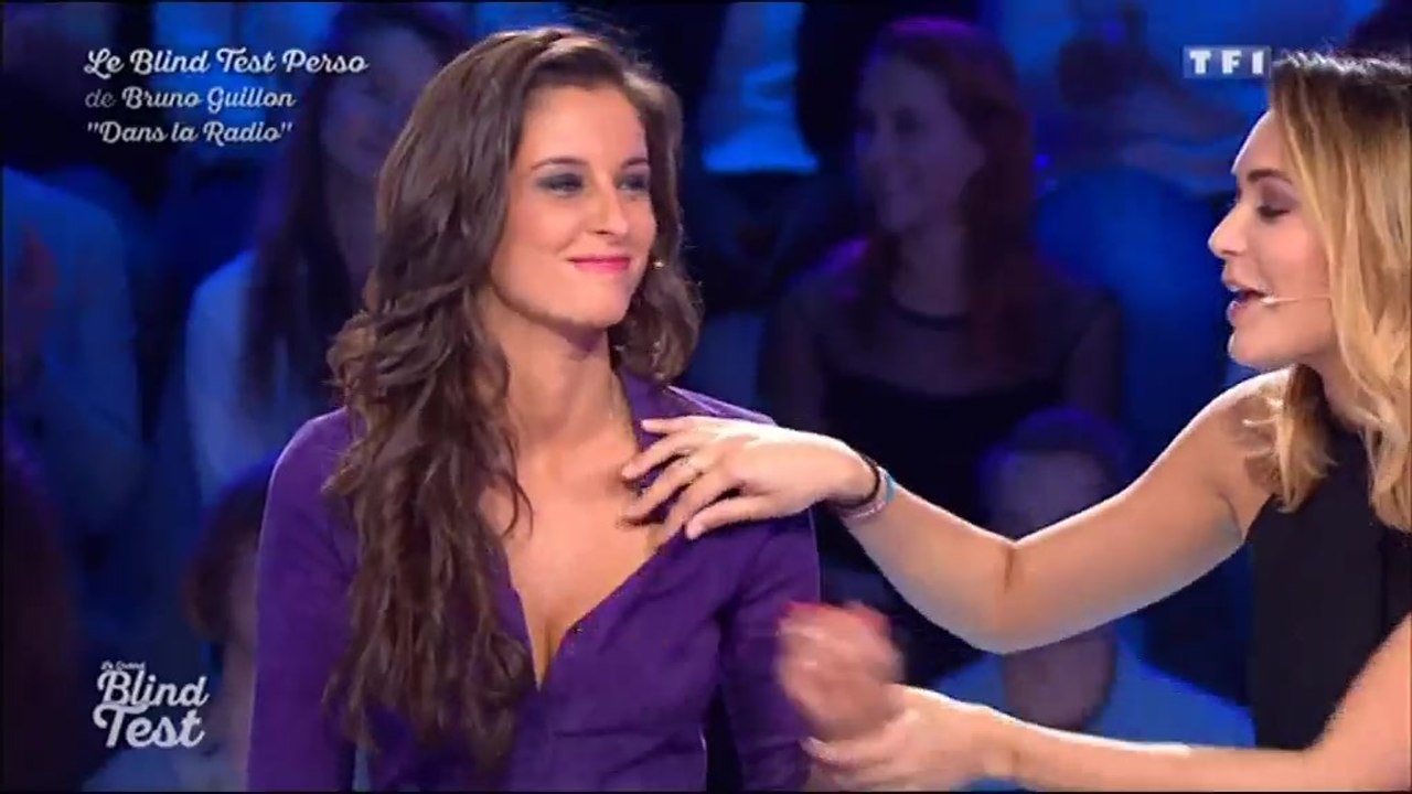 Valérie Bègue déboutonne le chemisier de Malika Ménard... Le Zapping people