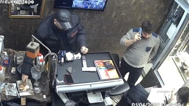Kuyumcumun dalgınlığından yaralanan hırsız 11 adet çeyrek altın çaldı