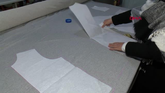 AİLESİYLE KURDUĞU TEKSTİL ATÖLYESİNDE ÜRETTİĞİ ÜRÜNLERİ YURT DIŞINA GÖNDERİYOR