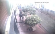Son dakika haber! Cihangir'de hırsızın rahatlığı kamerada: Evi soyup garajdan çaldığı bisikletle kaçtı