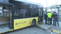 Eyüpsultan'da İETT otobüsü durağa çarptı (3)