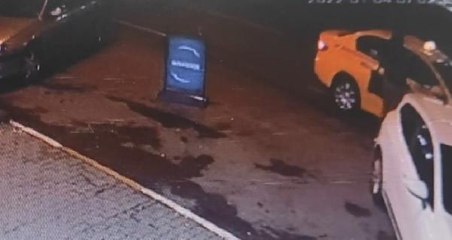 Son Dakika | BEYOĞLU'NDA TAKSİYE BİNMEYE ÇALIŞAN TURİSTİN ÖLÜMDEN DÖNDÜĞÜ ANLAR KAMERADA