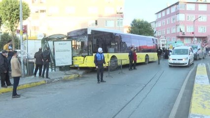 Eyüpsultan'da durağa çarpan İETT otobüsü kaldırıldı