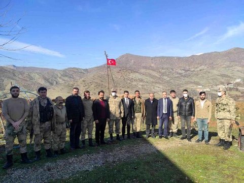 Son dakika haber | Güvenlik köy korucularına şehit yakınları ve gazilerden yağmurluk desteği