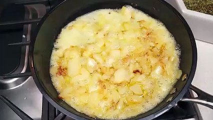Món trứng tráng truyền thống của Tây Ban Nha CHỈ với 3 nguyên liệu! Mọi người sẽ rất vui