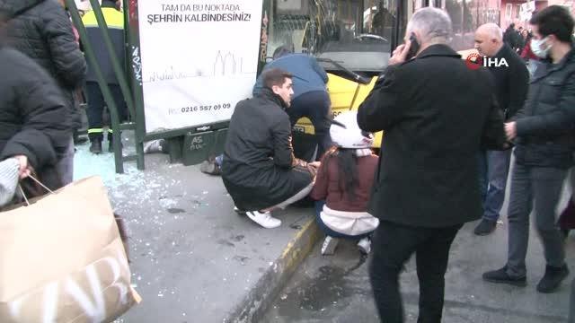 Eyüpsultan'da İETT otobüsü durağa daldı: 2 yaralı