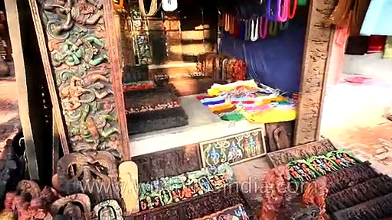 Hand carved wooden idols for sale, Dilli haat