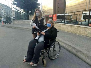 Engelli kadına önce kahvaltı hazırladılar ardından dolandırdılar