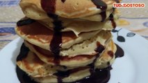 Panqueca americana com calda de chocolate