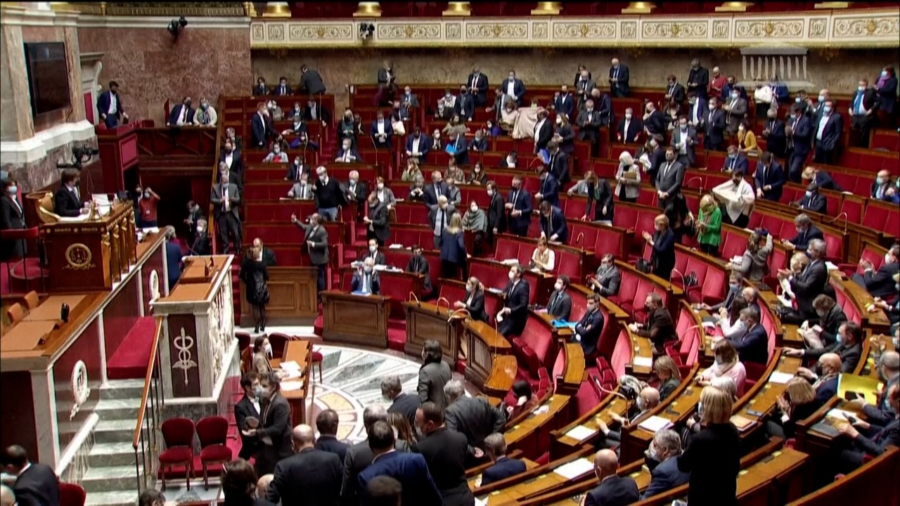 Le passe vaccinal adopté par les députés après trois jours de débats agités
