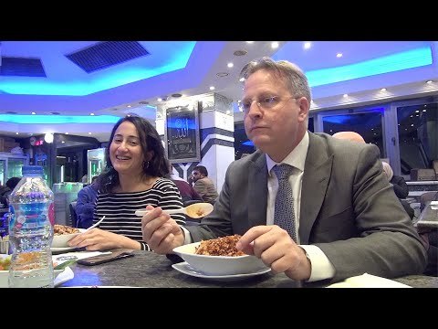 سفير الدنمارك بالقاهرة يتناول الكشري برفقة جريدة الوطن