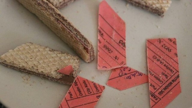 Gofretin içinden çıkan kağıtlar Esmiray’ı canından ediyordu