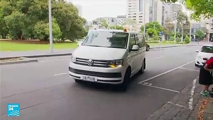 أستراليا توافق على تأجيل ترحيل ديوكوفيتش المحتجز في مركز للمهاجرين