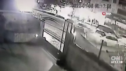 Yayaya çarpan araç iş yerine girdi