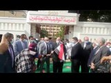 مواطن يهدي محافظ القاهرة مصحفا أثناء تفقده انتخابات النواب في روض الفرج