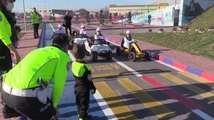 İlkokul öğrencileri trafik kurallarını parkurda öğrendi