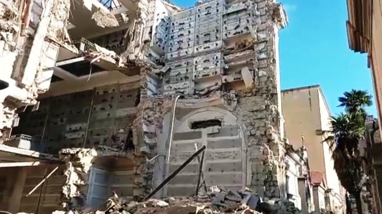 Napoli, crollo al cimitero Poggioreale: salme fuoriuscite. Causa allagamento cantiere Metro (06.01.22)