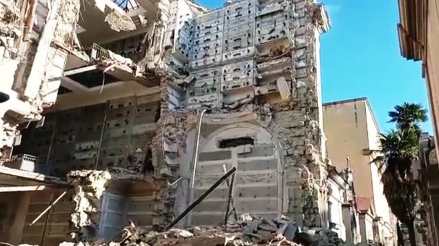 Napoli, crollo al cimitero Poggioreale: salme fuoriuscite. Causa allagamento cantiere Metro (06.01.22)