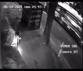 Una mujer prende fuego a la tienda de campaña
