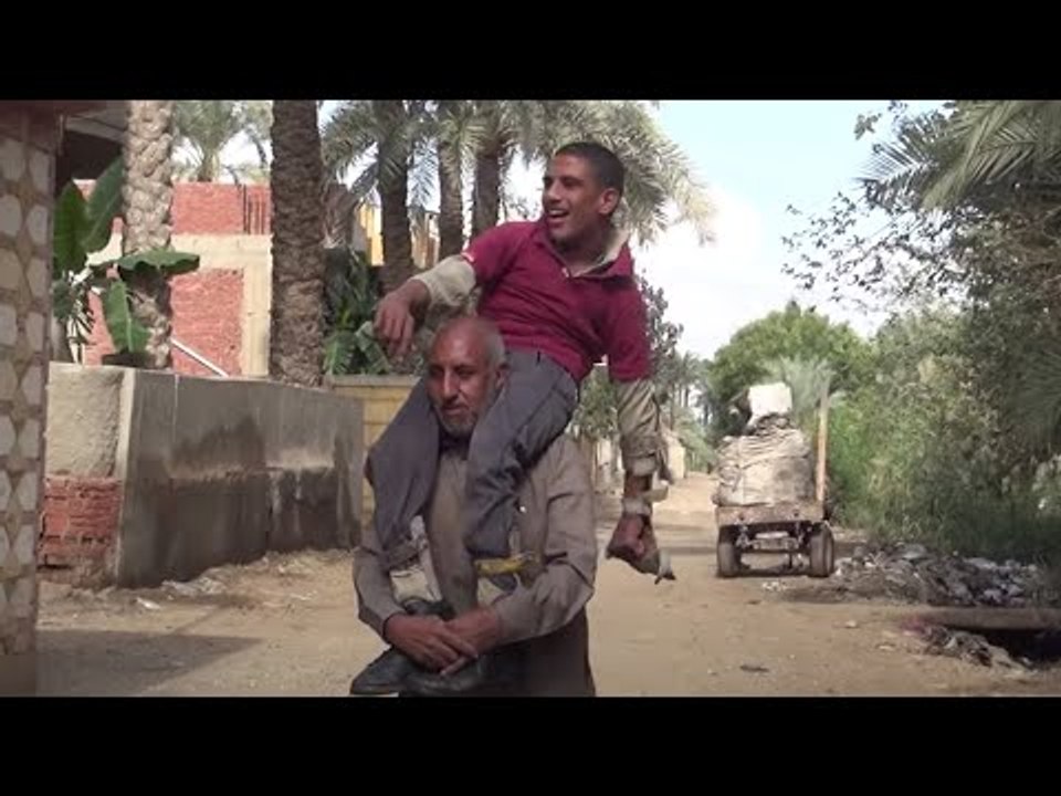 حكاية محمد مع  ضمور العضلات.. يعيش على أكتاف والديه منذ ولادته