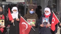 Ailelerin HDP İl Başkanlığı önünde yaptığı eyleme bir aile daha katıldı