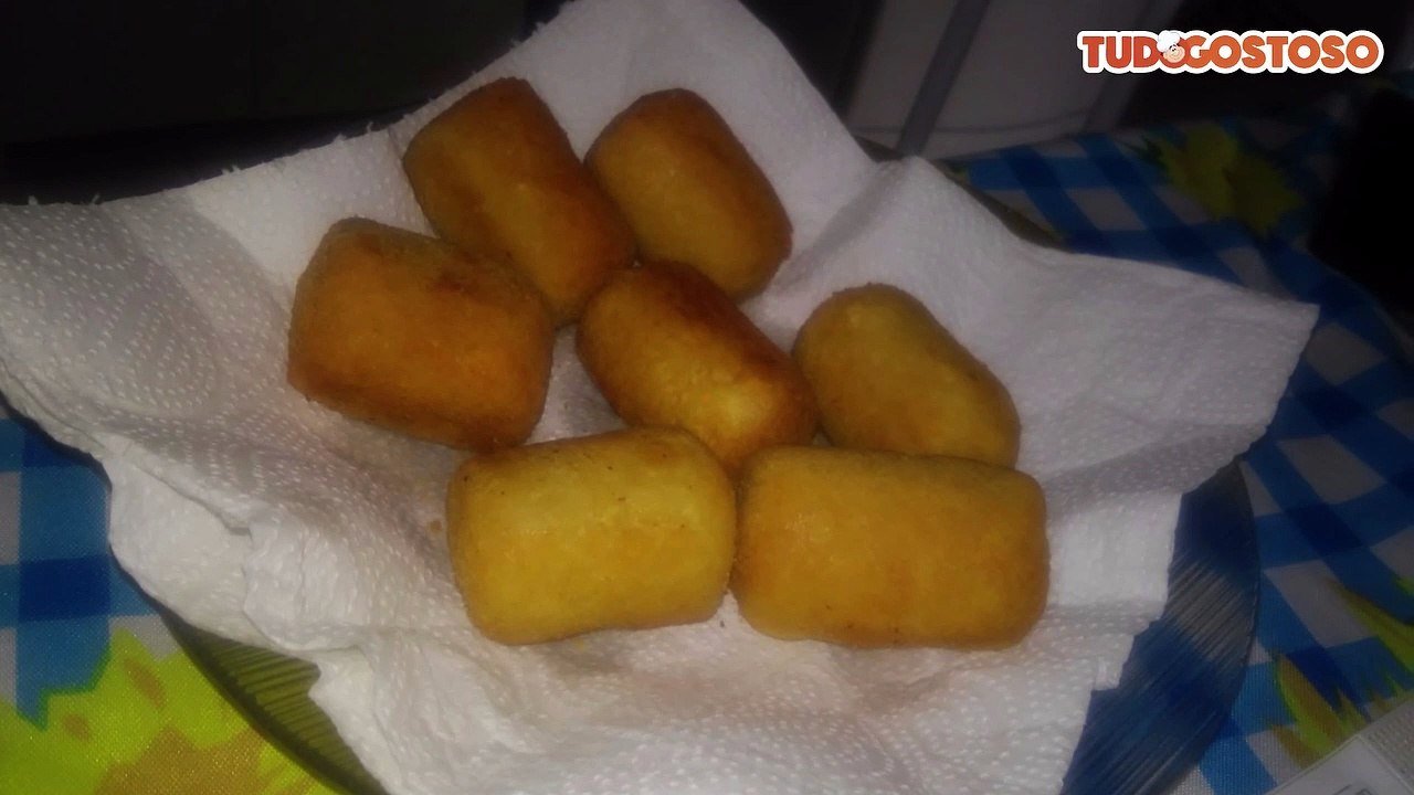 Enroladinho de salsicha frito simples