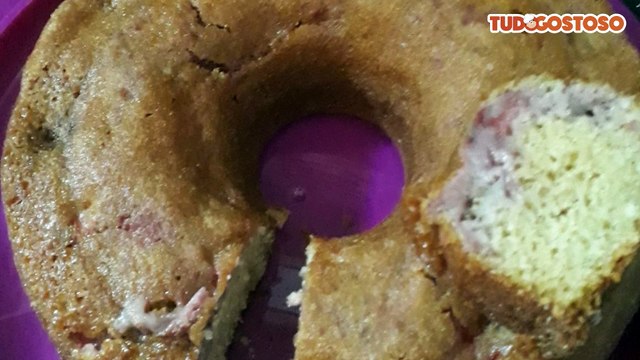 Bolo de morango rápido e fácil