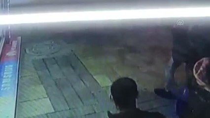 Sokakta yürürken bıçaklanan çocuk ağır yaralandı