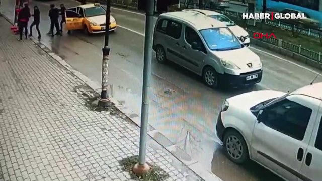 Kütahta'da taksi ile polisten kaçan şüphelilerin kıskıvrak yakalandığı anlar kamerada