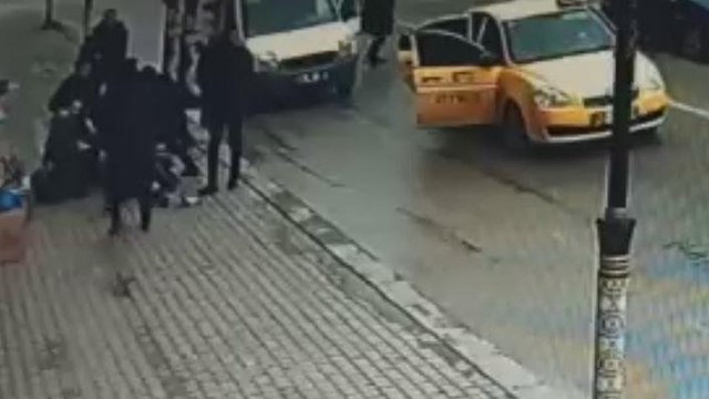 Taksi ile polisten kaçan 2 şüphelinin yakalanma anı kamerada