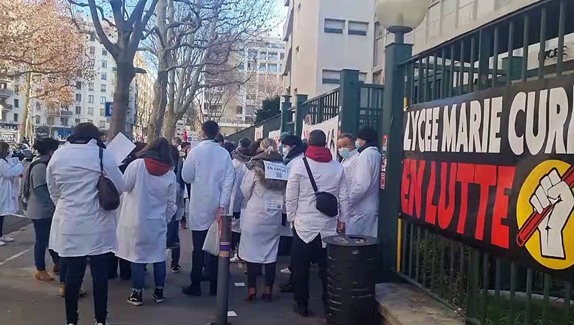 Marseille. Le personnel du lycée Marie Curie mobilisé "face à l'in-curie" -  Vidéo Dailymotion