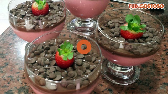Mousse de morango com cobertura de chocolate