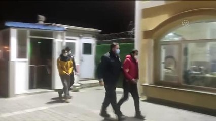 Büyükçekmece'de bir evdeki pervazları sökmeye çalışan 2 kişi yakalandı