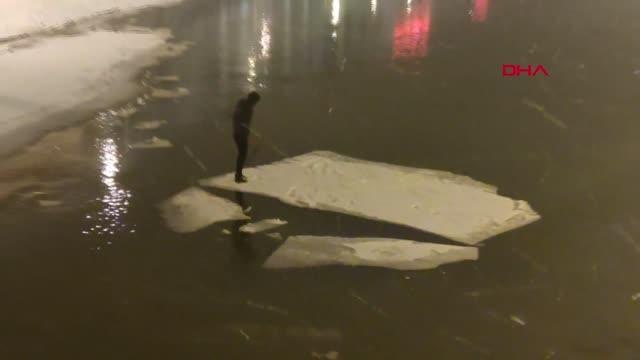 DONAN ÇORUH NEHRİ'NDEKİ BUZ KÜTLESİNİ SAL GİBİ KULLANDI