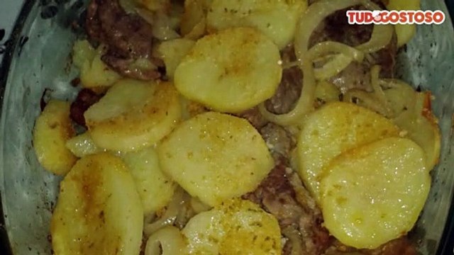 Bife com rodelas de batatas ao forno
