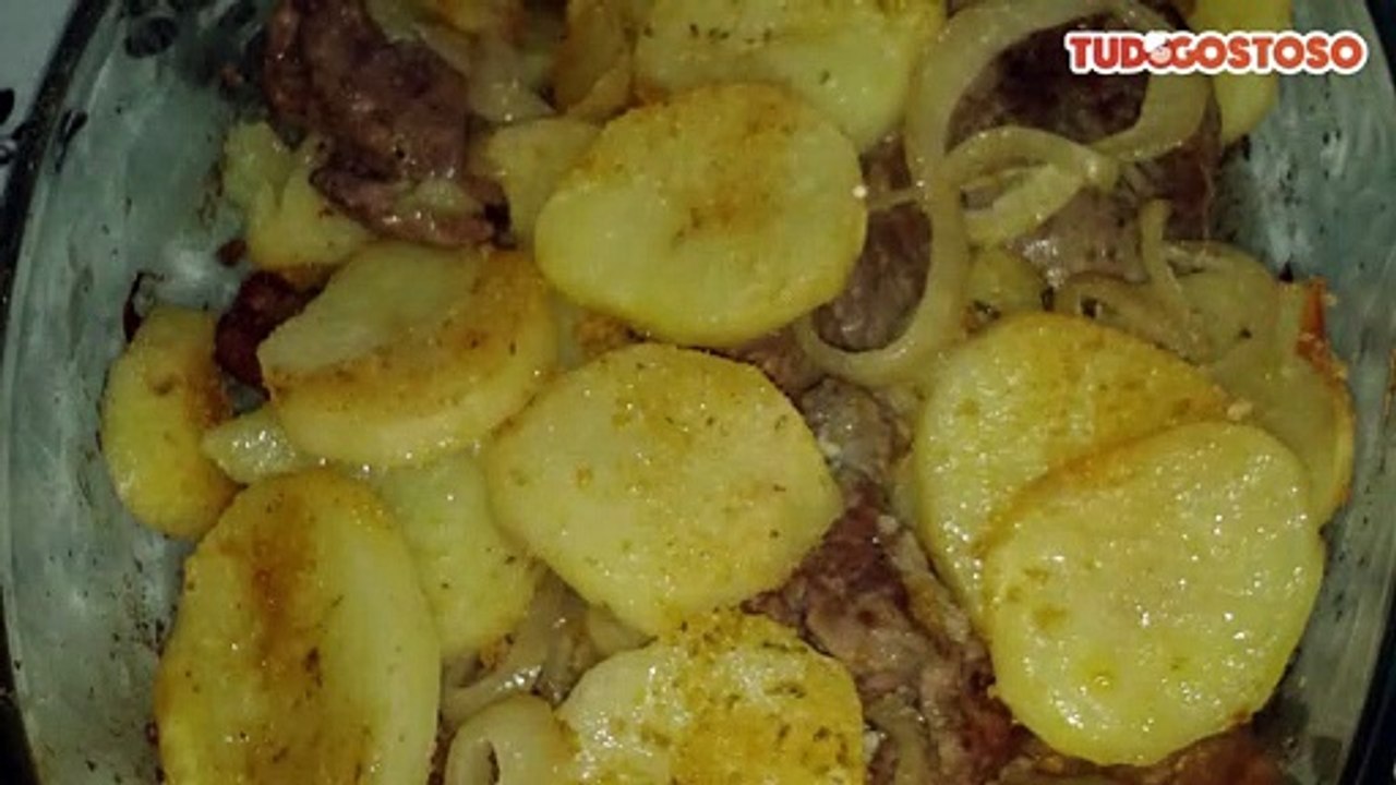 Bife com rodelas de batatas ao forno