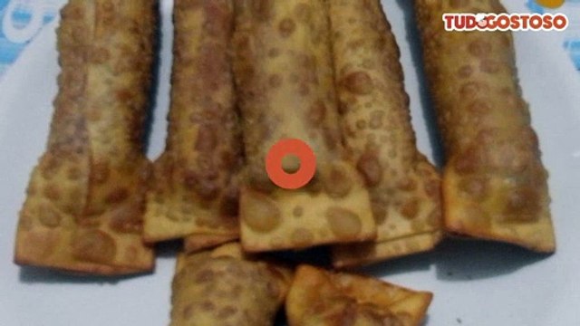 Enroladinho de salsicha com massa de pastel