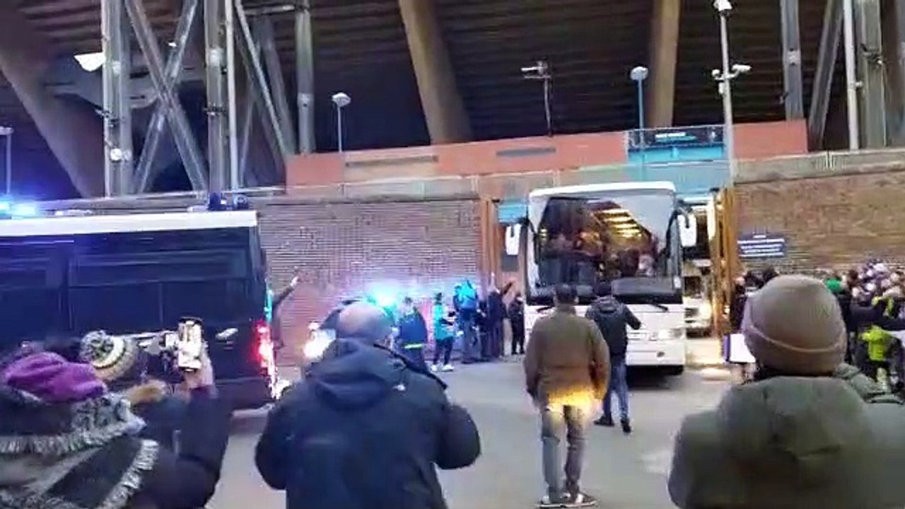 Napoli, la partenza del bus del Napoli dallo stadio Maradona