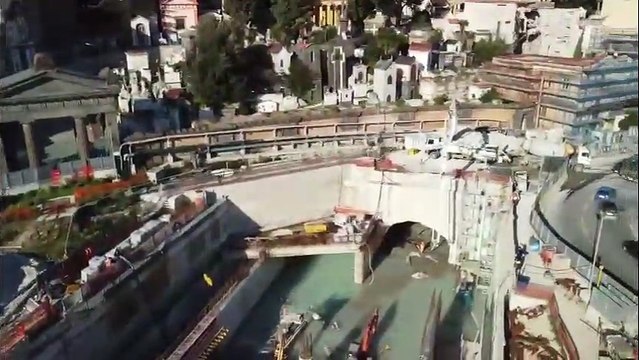 Crollo nel cimitero durante i lavori della metro, la Procura sequestra l'area: le immagini dal drone