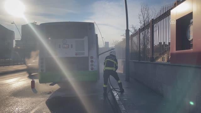 Seyir halindeki halk otobüsünün motoru yandı