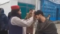 Taliban'dan saç tıraşı zulmü! Ellerini bağladıkları gencin saçını döve döve kestiler