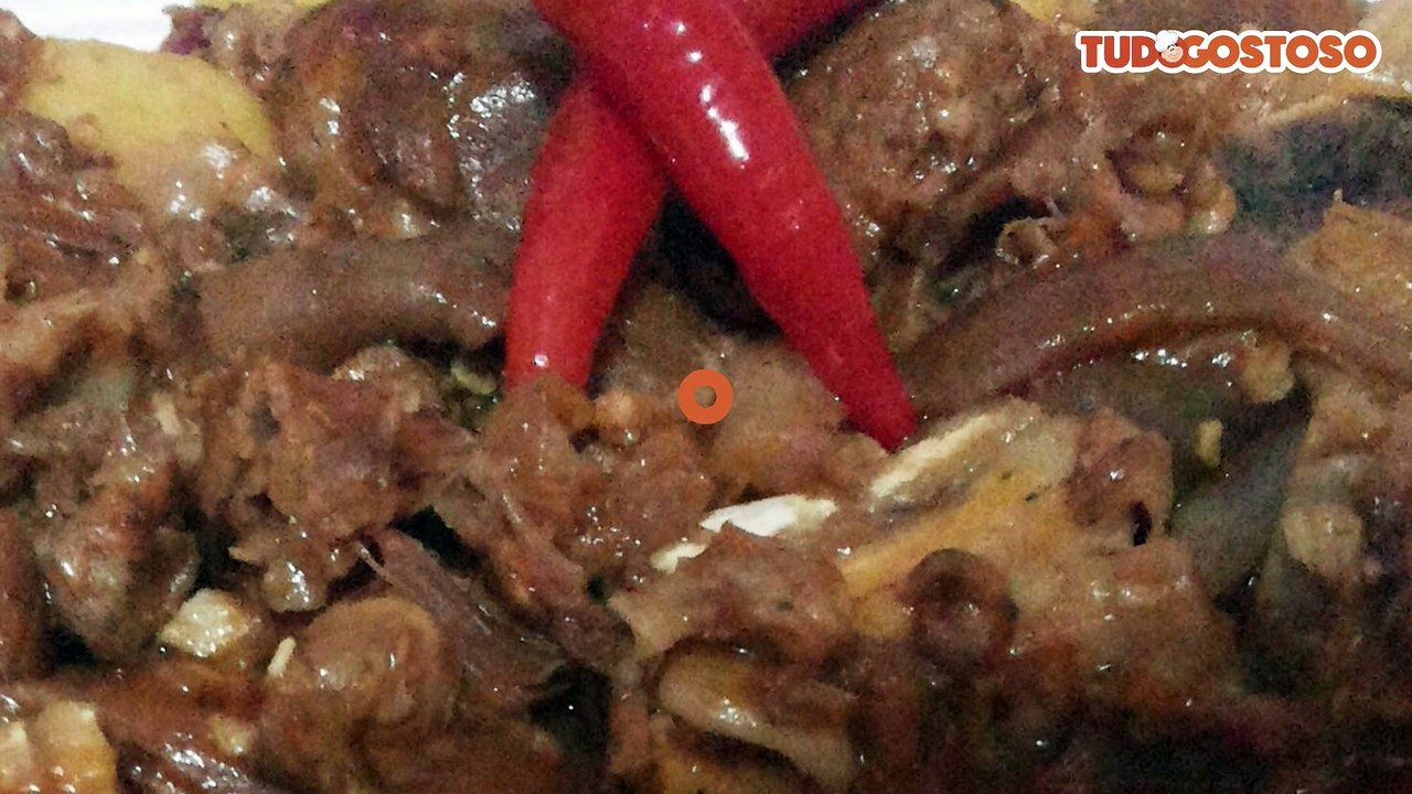 Pé de porco ao molho com batatas