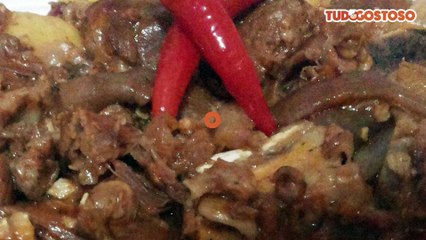 Pé de porco ao molho com batatas