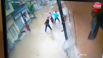 पुराने विवाद पर पिता, मां और बेटियो ने किया एक मकान पर  पथराव।