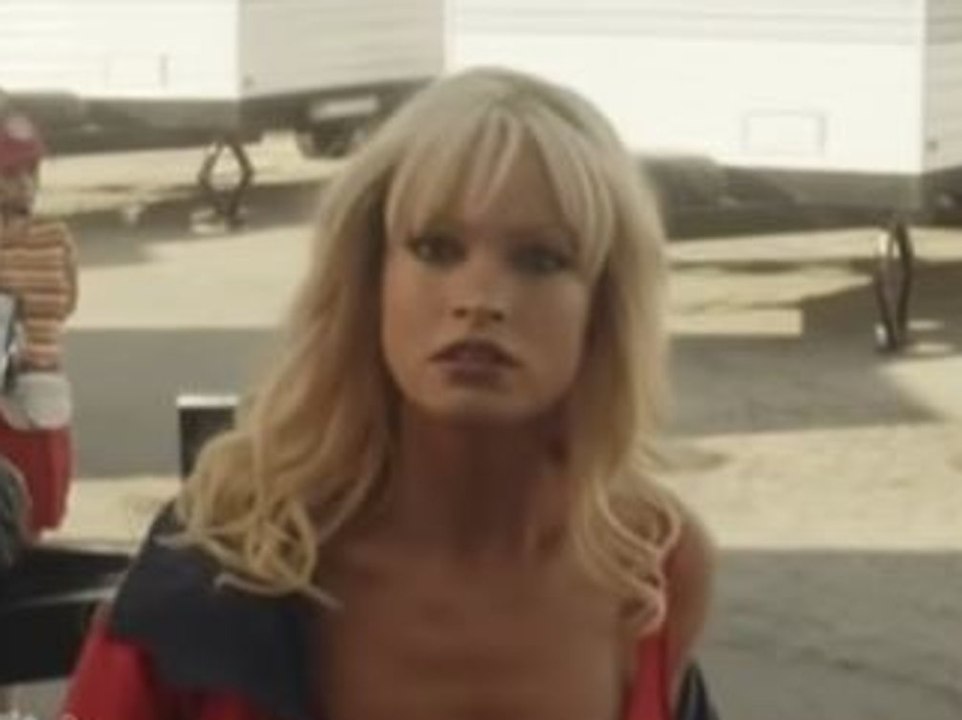 "Pam & Tommy" (OV): Neuer Trailer zeigt Lily James im "Baywatch"-Look