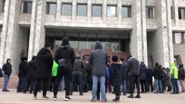 Kırgızistan'da bir grup, Kazakistan'a asker gönderilmesini protesto etti