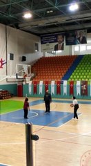 Minik basketbolcunun attığı top, potada 'asılı' kaldı