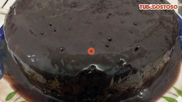 Bolo de chocolate na panela de pressão elétrica